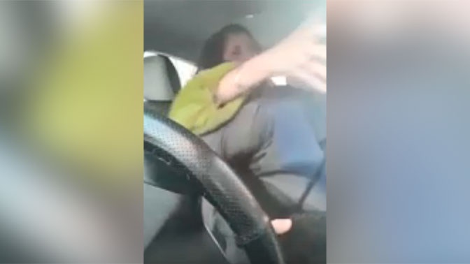По дороге в Манчестер английская потаскушка трахается с таксистом