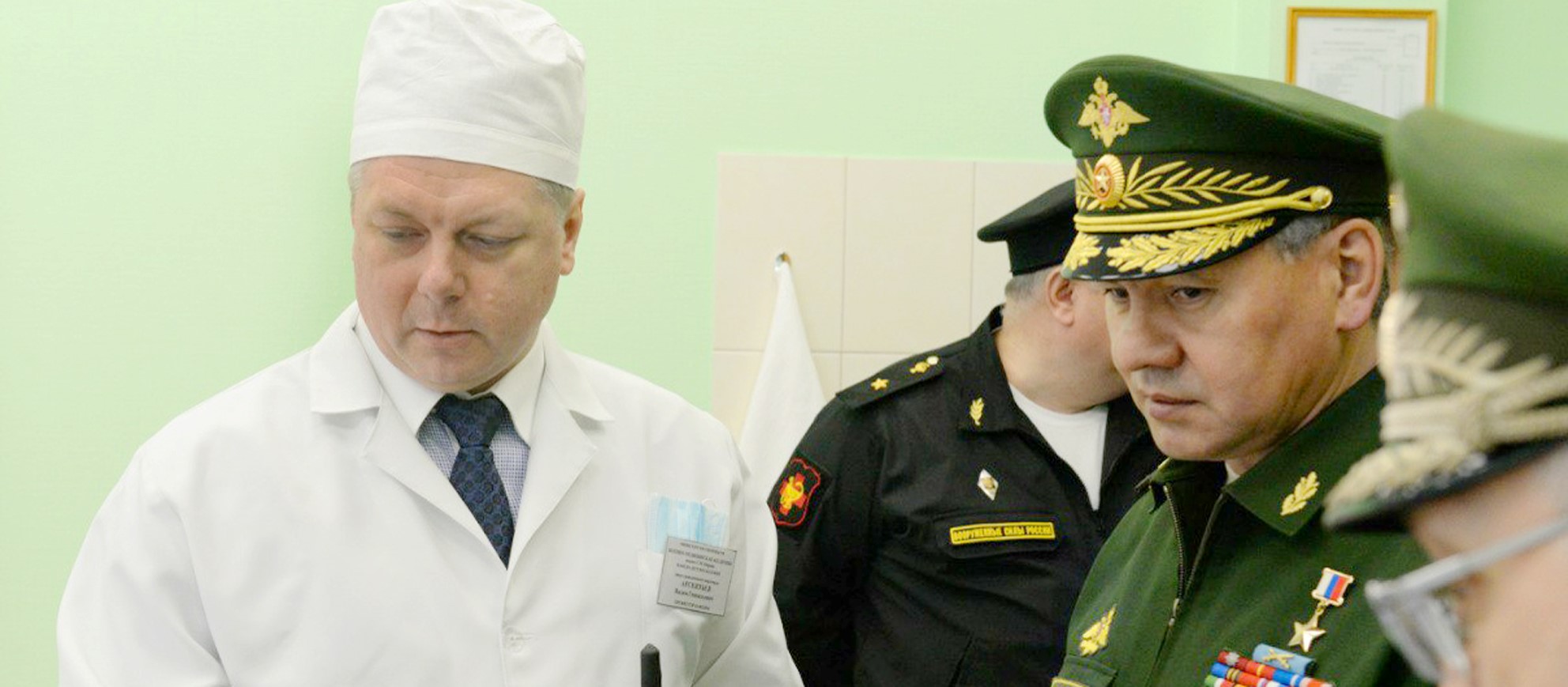 Офицер в госпитале. Шойгу военный госпиталь Шойгу. Военный врач Арсентьев.