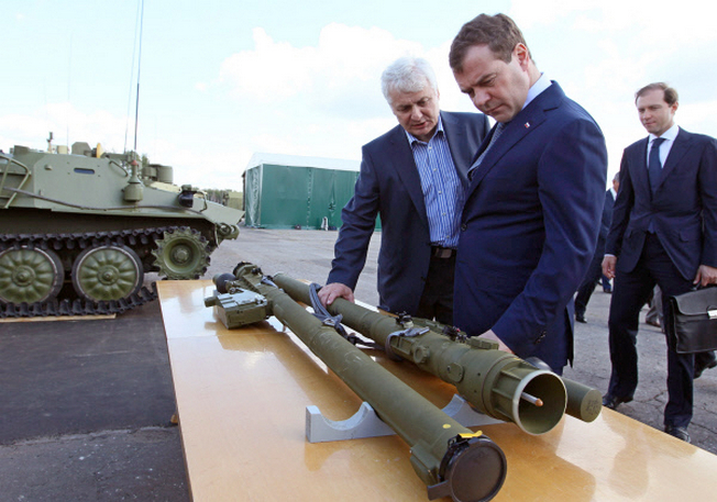 Генеральный директор КБ машиностроения Валерий Кашин показывает премьер-министру Дмитрию Медведеву образцы нового оружия.