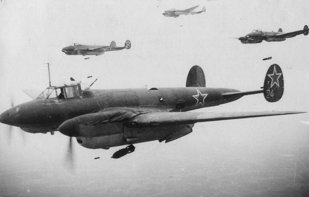 Советские бомбардировщики летят на Берлин.