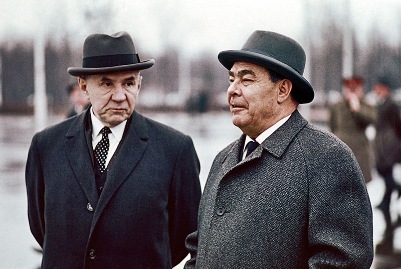 Косыгин предложил Брежневу купить иностранный автозавод.