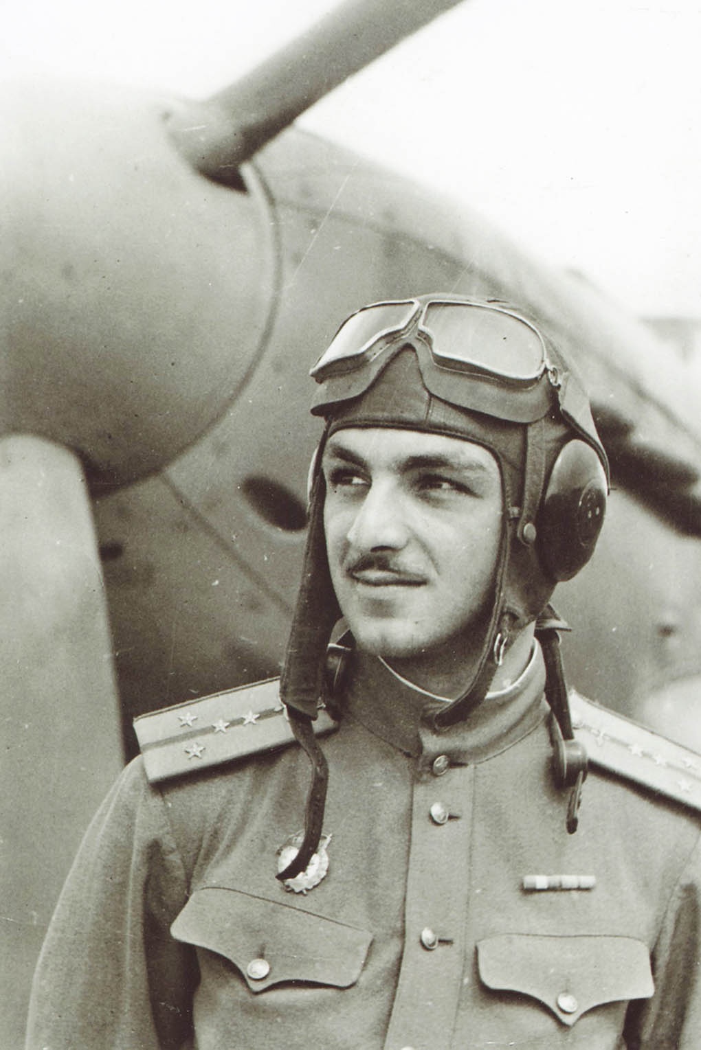 Степан Микоян у своего истребителя Як-9 (полевой аэродром Двоевка, 1944 г.).