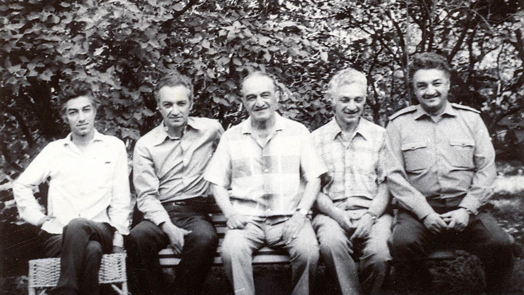 А.И.Микоян с сыновьями (слева -- Серго и Вано, справа Степан и Алексей), 1976.