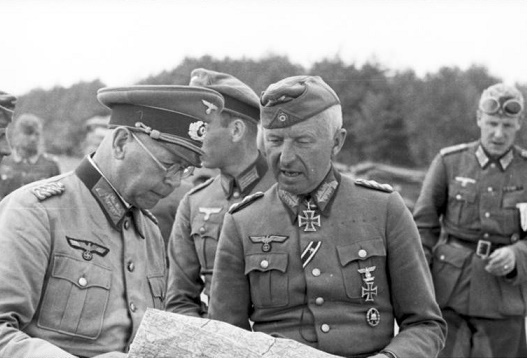 По воспоминаниям Эриха фон Манштейна, немцы ждали хоть какой-то оперативной паузы, а ее все не было и не было.