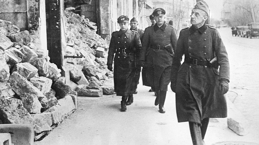 Фашистские офицеры в оккупированной Евпатории.