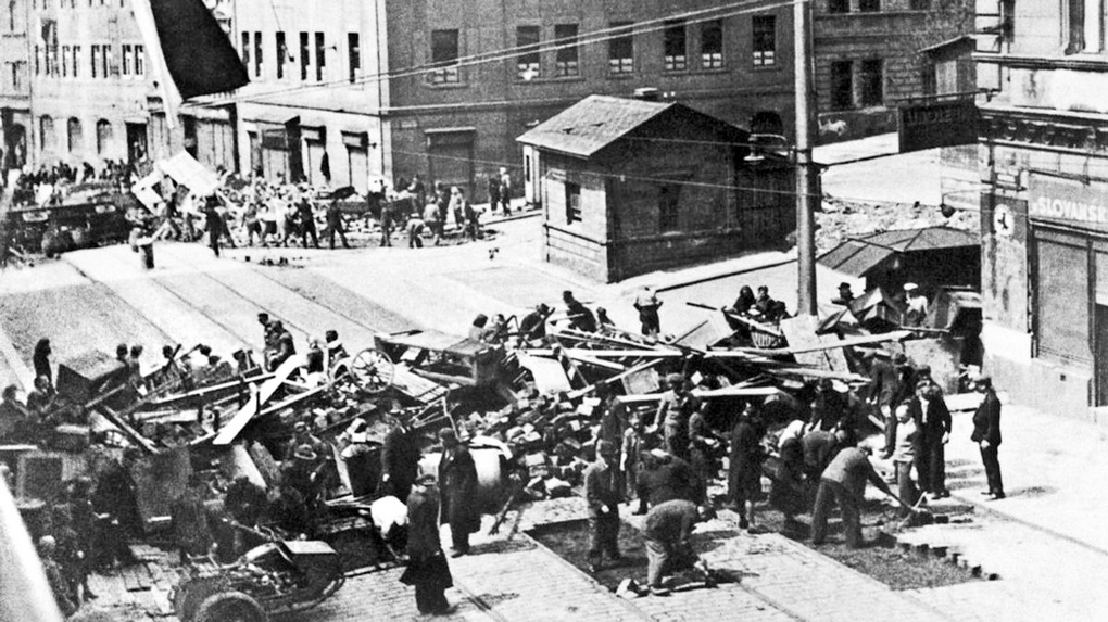 Баррикады на пражских улицах в мае 1945 года.