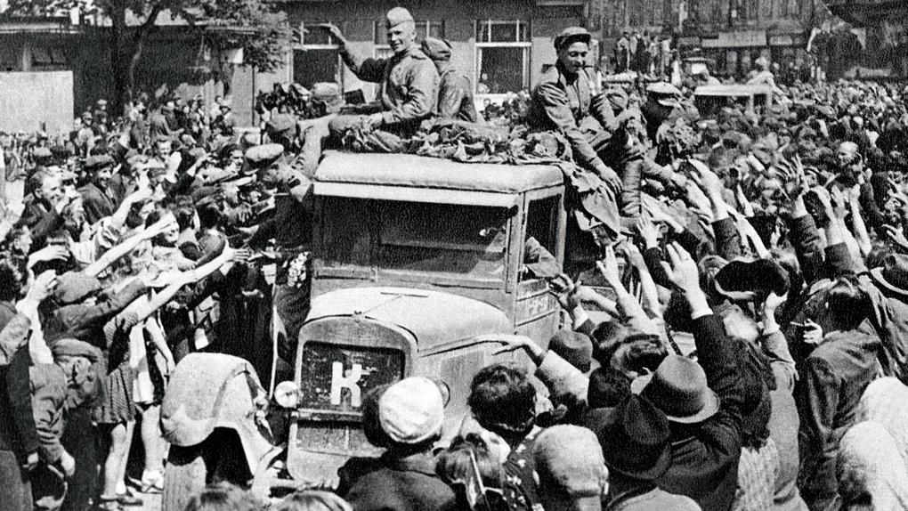 Советские войска на улицах освобождённой Праги,