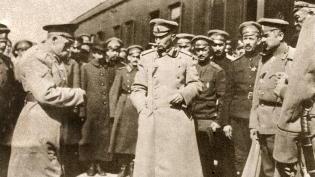 Брусилов встречает императора перед поездкой в Перемышль апрель 1915 года.