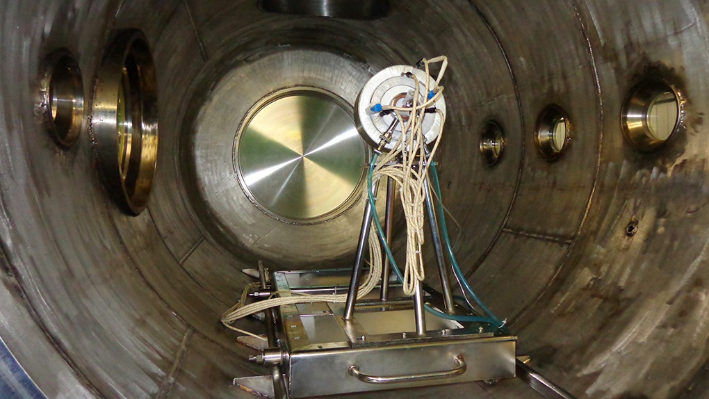 Модель магнитоплазмодинамического ускорителя установлена в вакуумной камере для испытаний в КБ химавтоматики г. Воронеж.