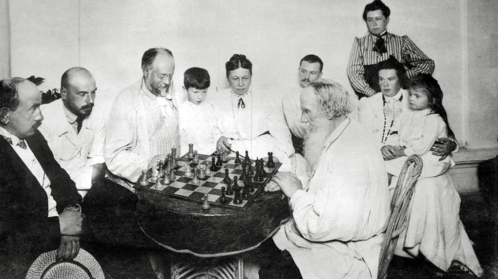 Л.Н.Толстой за партией в шахматы.