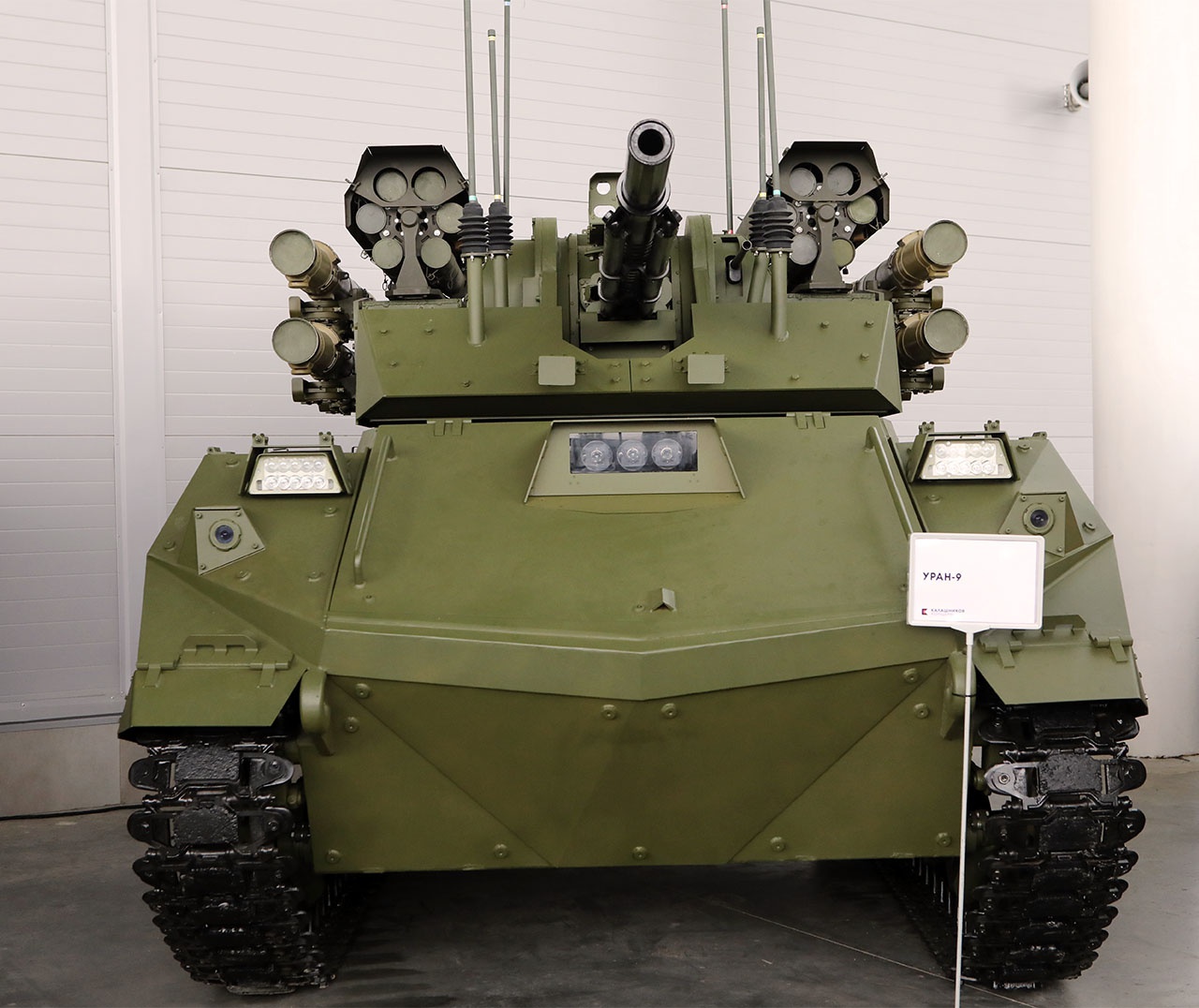 Боевой робот «Уран-9», вооружённый 30-мм пушкой, 7,62-мм пулемётом, несколькими ПТРК «Атака» и огнемётами «Шмель-М», был испытан в ходе боевых действий в Сирии.