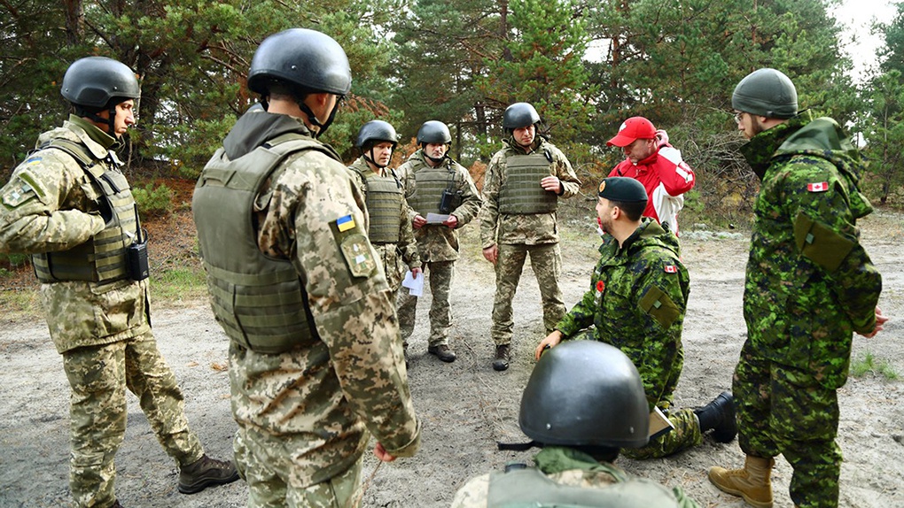 Канадские военные инструкторы проверяют подготовку слушателей Национального университета обороны Украины.
