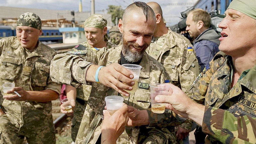 «Защитники» Украины воюют с «зелёным змеем».