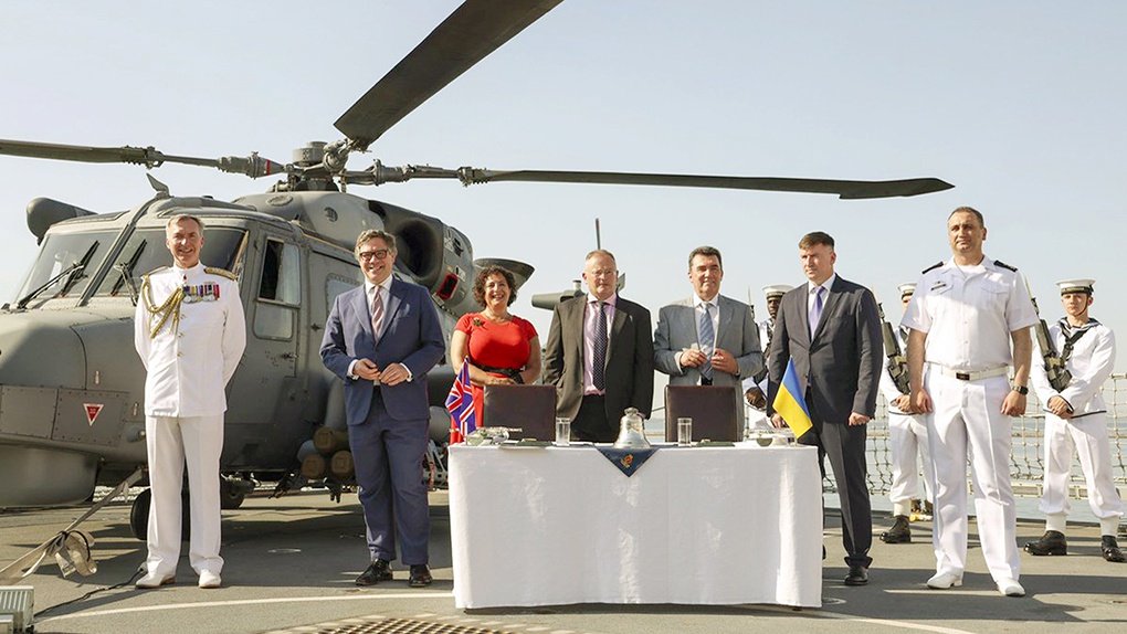 Церемония подписания трехстороннего Меморандума реализации проектов морского партнерства между консорциумом промышленности Великобритании и ВМС Украины
