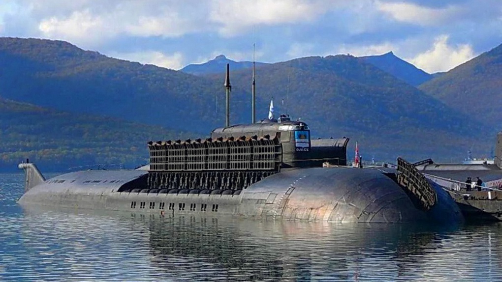 АПЛ «Омск» с открытыми крышками ракетных шахт и торпедных аппаратов.
