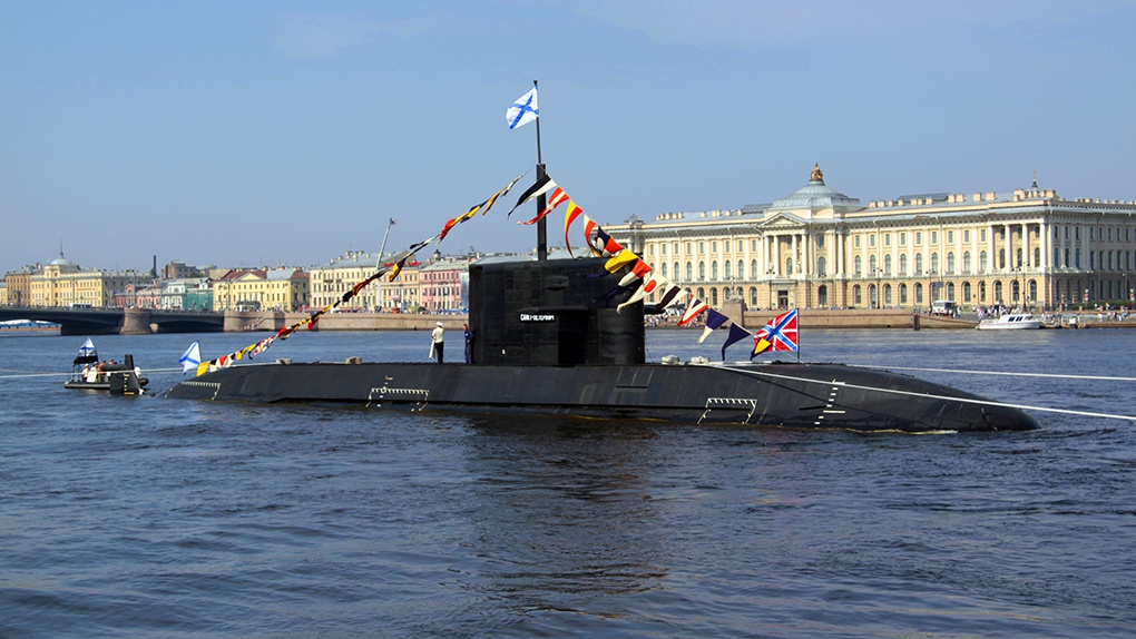 Неатомная подводная лодка «Санкт-Петербург» проекта 677 на военно-морском параде в Санкт-Петербурге в 2010 году.