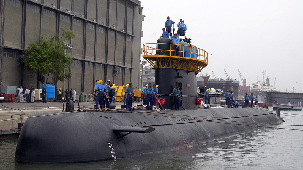 Построенная во Франции для Пакистана неатомная подводная лодка Hamza проекта Agosta-90B на военно-морской верфи в Карачи.