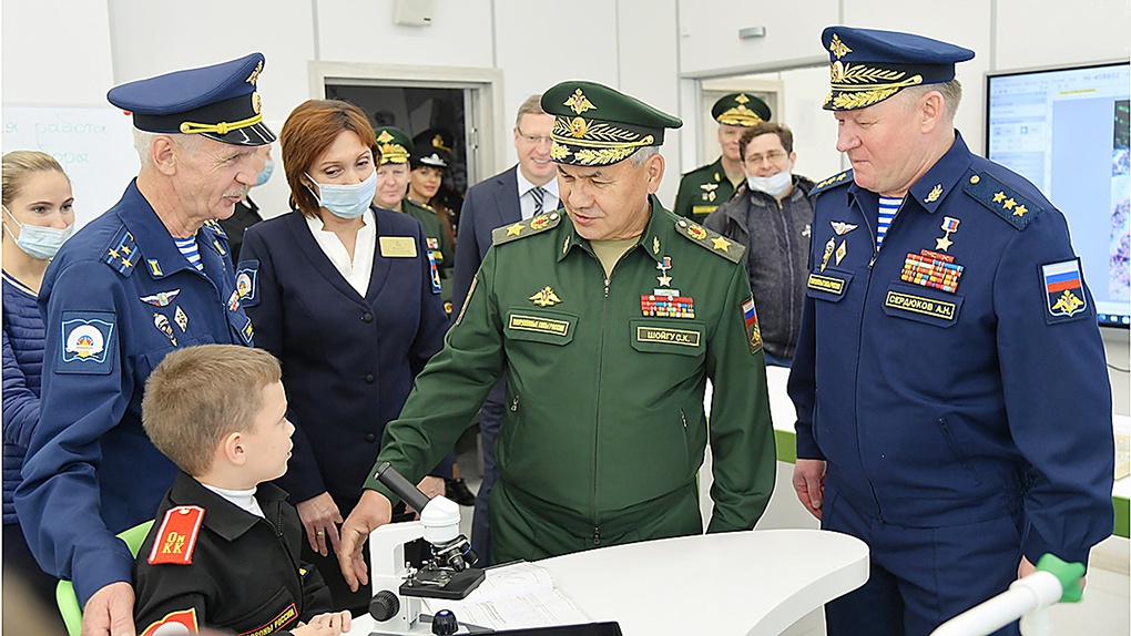 Министр обороны РФ генерал армии Сергей Шойгу в Омском кадетском корпусе.