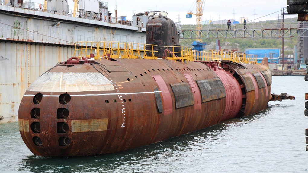 АПЛ К-3 с вырезанным реакторным отсеком на стапельной площадке судоремонтного завода «Нерпа» в Снежногорске.