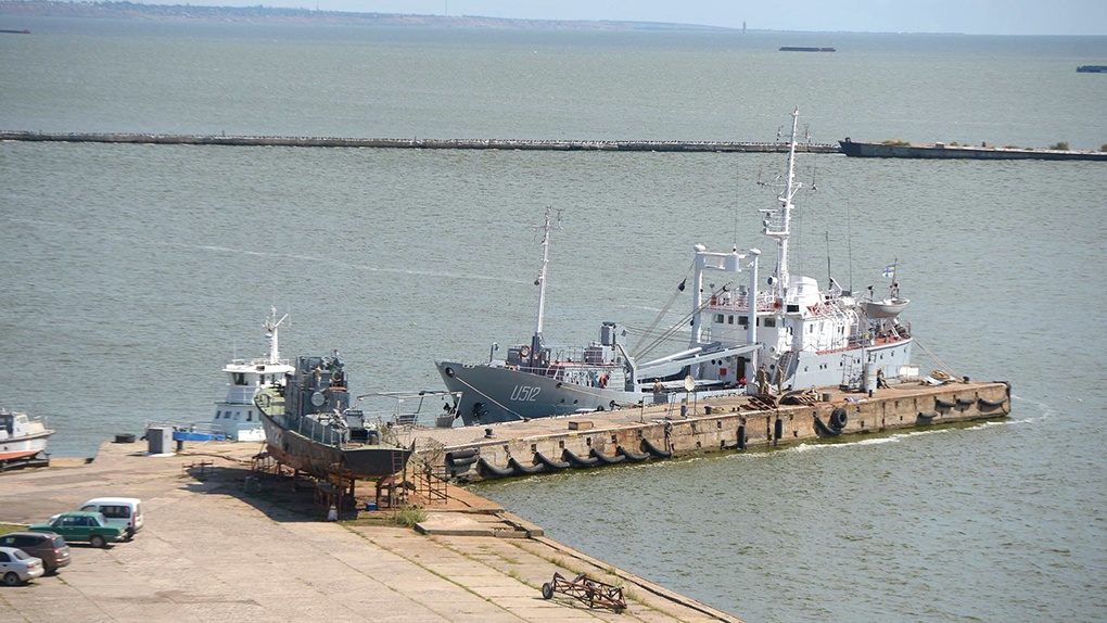 Малый разведывательный корабль ВМС Украины «Переяслав» у причала в военном порту Очакова.