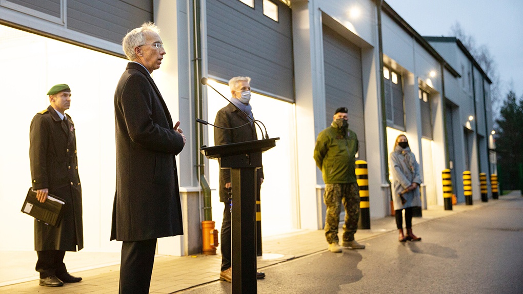 Сотрудники посольства США в Латвии и латвийские военачальники официально открыли новый объект специальных операций в Риге в конце ноября 2020 года.