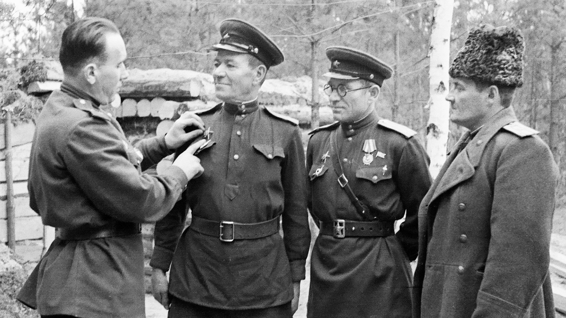 Орден Красной звезды вручают гвардии подполковнику И.Г. Петрову.