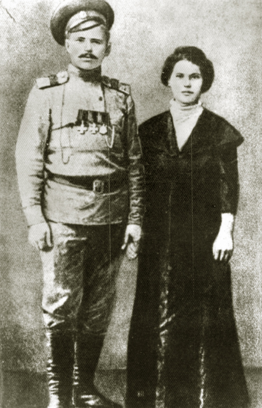Дореволюционная фотография фельдфебель Василий Чапаев с женой. Пелагеей 1916 г.