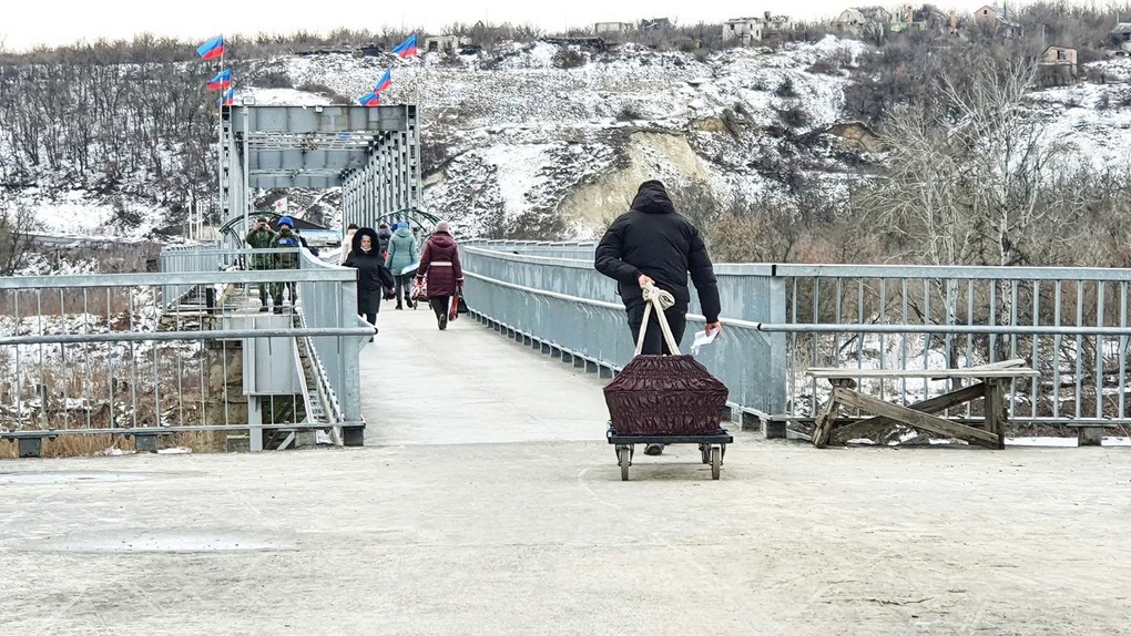 «Иди за Мною, и предоставь мёртвым погребать своих мертвецов» (Мф 821- 22). На снимке мост из Украины в ЛНР.