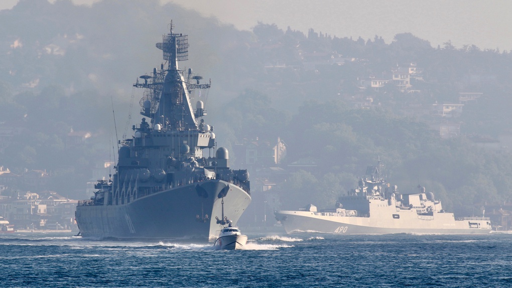 Гвардейский ракетный крейсер «Москва» и фрегат «Адмирал Эссен» Черноморского флота проходят Босфор, направляясь в Средиземное море.