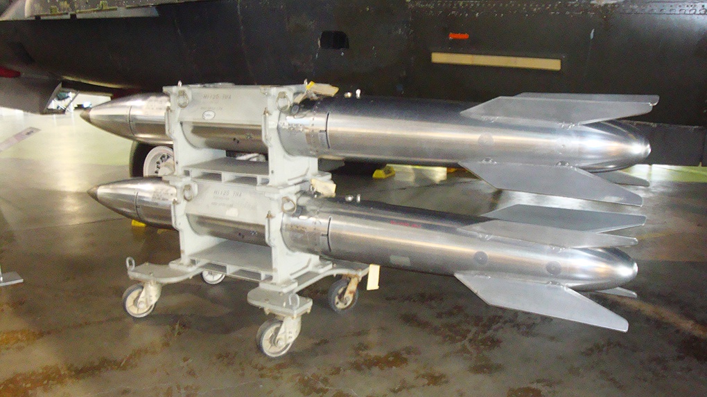 Модернизированные американские тактические ядерные бомбы В61-12, мощностью до 50 килотонн, хранящиеся на складах в Европе.