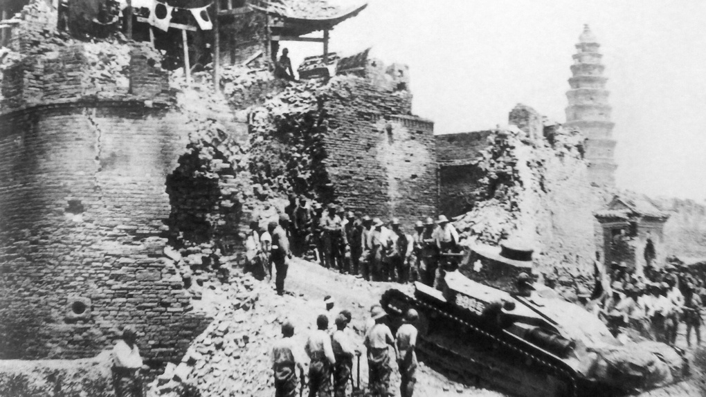 Японские захватчики перед разрушенной крепостной стеной в городе Сюйчан.