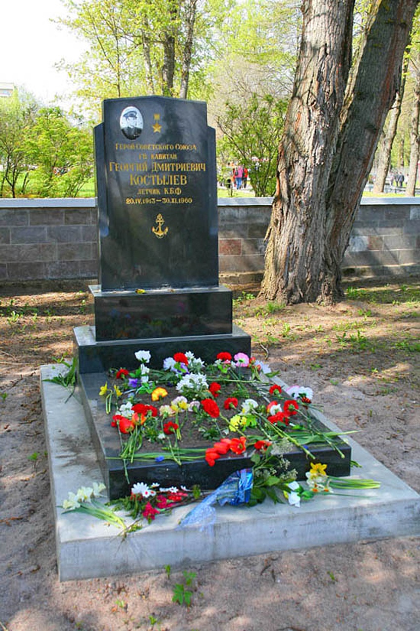Могила Костылева на кладбище защитников Шлиссельбургского плацдарма.
