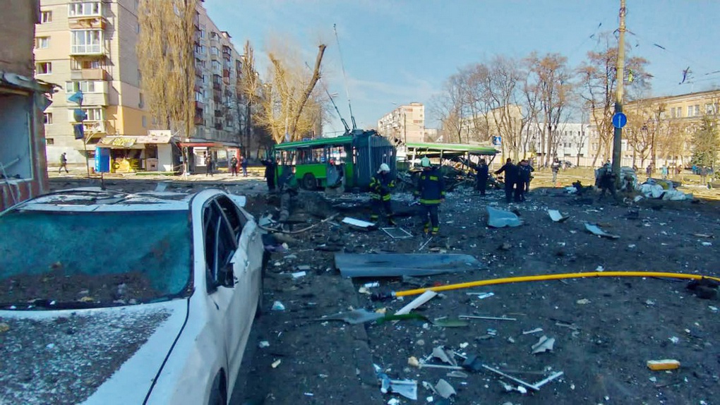 Троллейбус в Киеве, в который попали осколки снаряда.