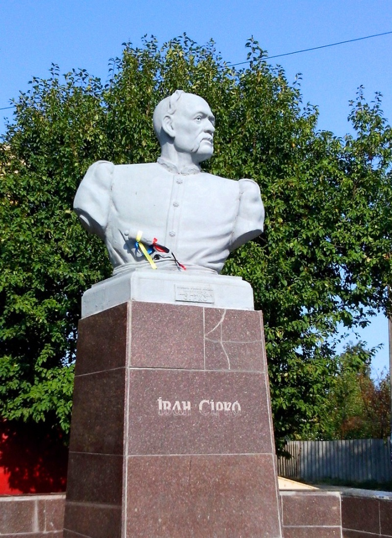 Памятник Ивану Сирко на его родине в Мерефе.
