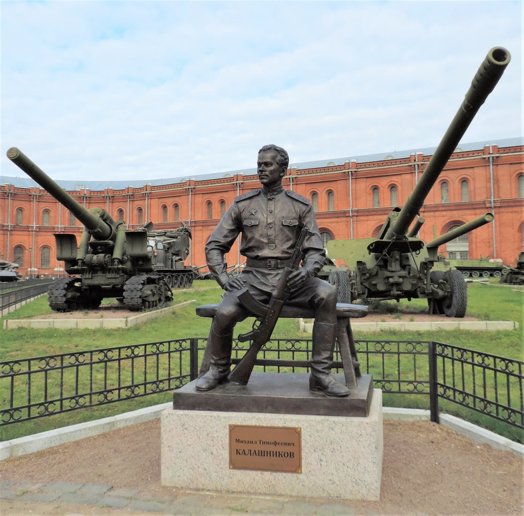 Памятник Михаилу Калашникову перед ВИМАИВиВС.