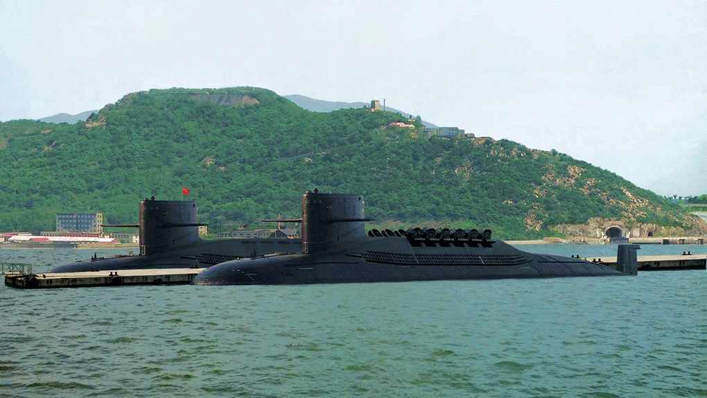 Ракетные подводные крейсера стратегического назначения пр. 094А. На заднем плане справа виден вход для лодок в подземную базу-укрытие.