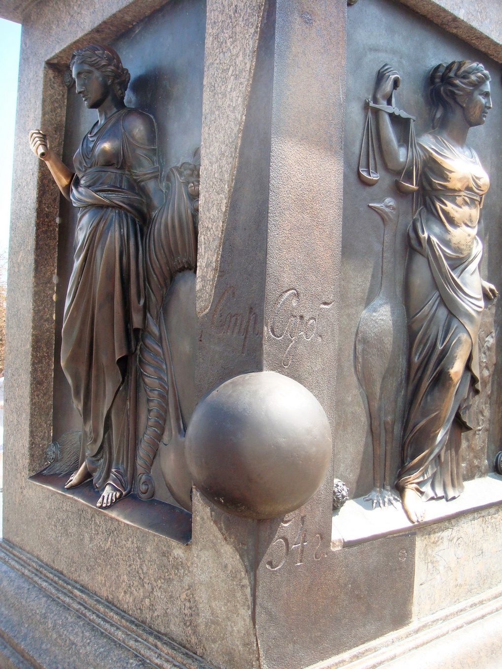 Пьедестал памятника Дюку Ришелье, повреждённый пушечным ядром при бомбардировке.