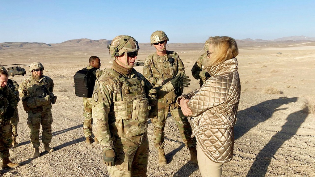В Национальном учебном центре в Форт-Ирвине министр Армии США Кристина Уормут беседует с командиром 2-й бригады 1-й кавалерийской дивизии полковником Яном Палмером.
