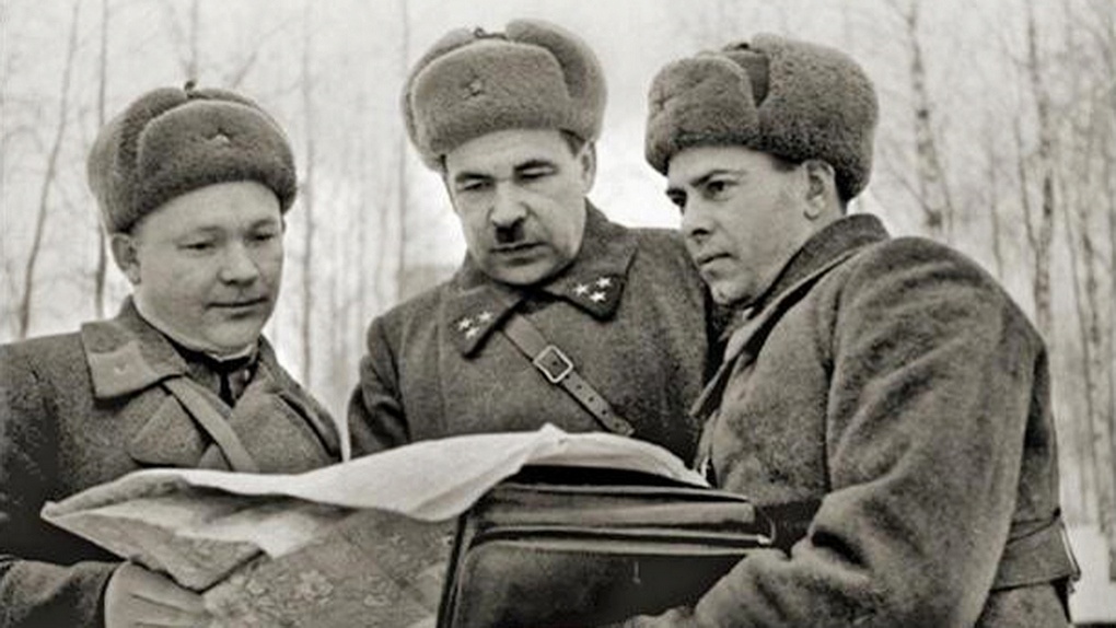 Командующий 5-й армией генерал-лейтенант артиллерии Л.А.Говоров (в центре) с подчиненными командирами. Декабрь 1941 г.
