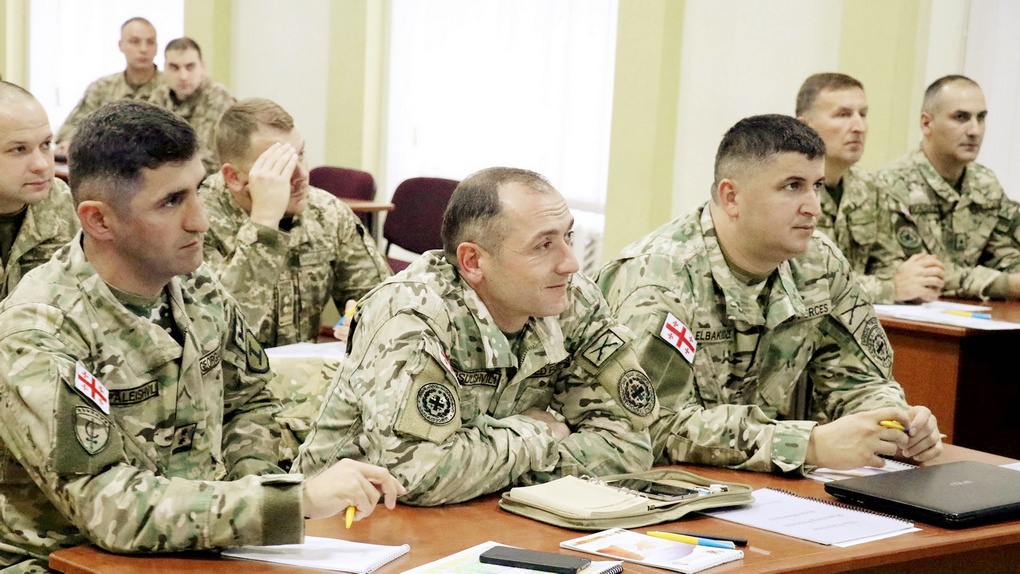 В Национальной академии сухопутных войск (Львов) завершился Курс планирования многонациональных учений с участием представителей Канады.