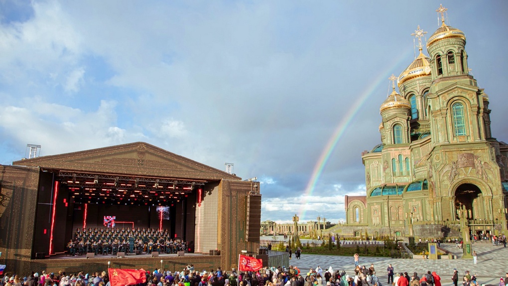 Выступление ансамбля около Главного храма Вооружённых сил Российской Федерации.