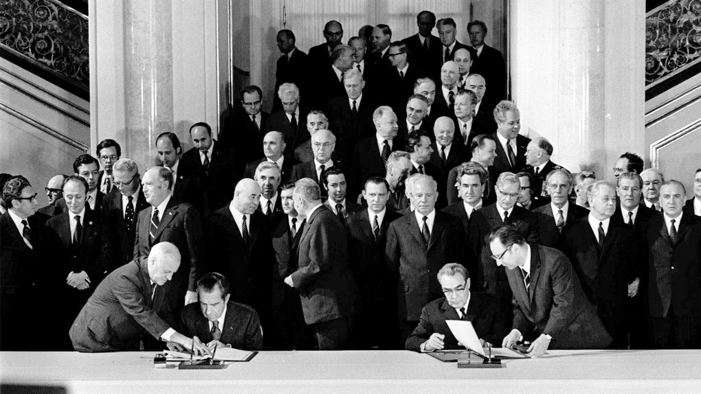 Л.И. Брежнев и Р. Никсон подписывают соглашение ОСВ.