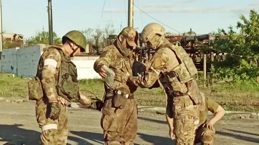Сдача в плен боевиков батальона «Азов» в Мариуполе.