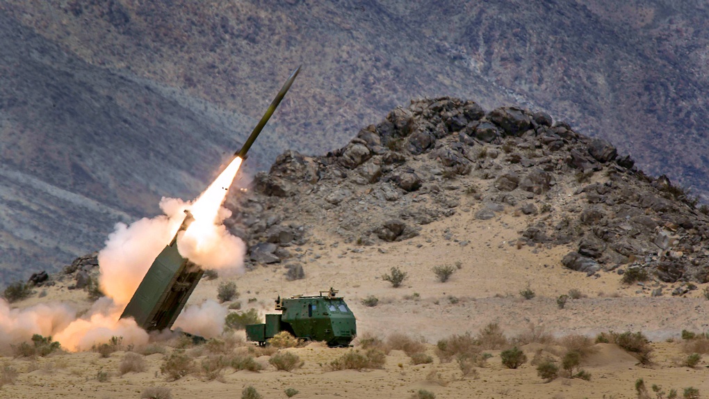 Запуск тактической баллистической ракеты MGM-140 ATACMS.