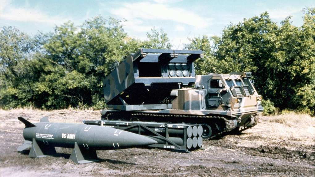 M270 MLRS с пусковой установкой ATACMS и тактической ракетой.