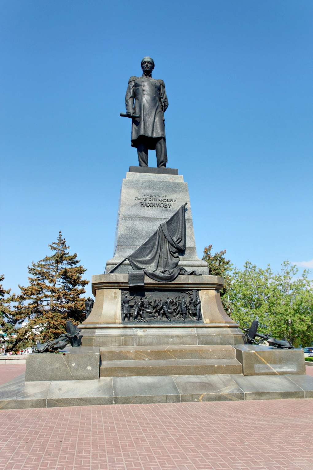 Памятник П.С. Нахимову на площади его имени в Севастополе.