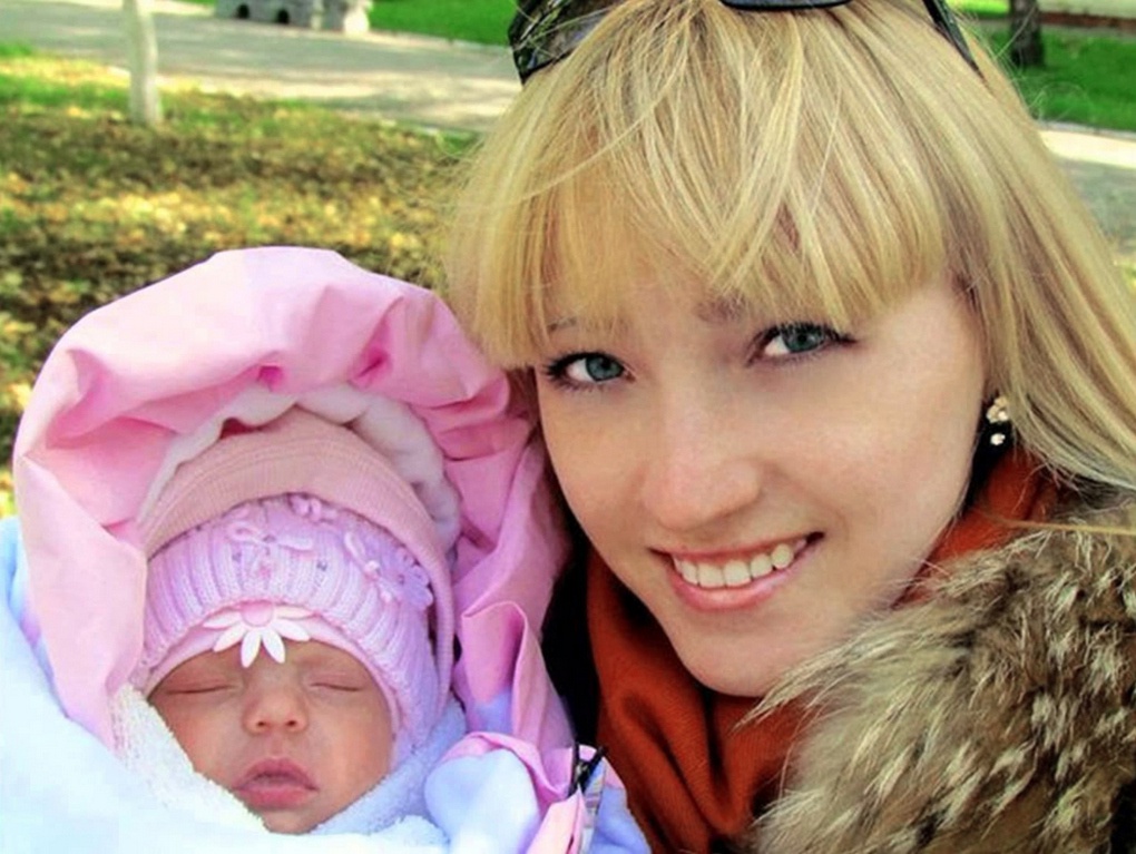 Кристина Жук с 10-месячной дочкой Кирой, погибшие в Горловке от рук украинских карателей.
