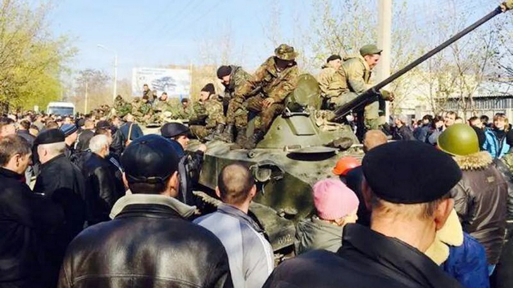 Безоружные жители Донбасса преграждают путь колонне ВСУ весной 2014 года.