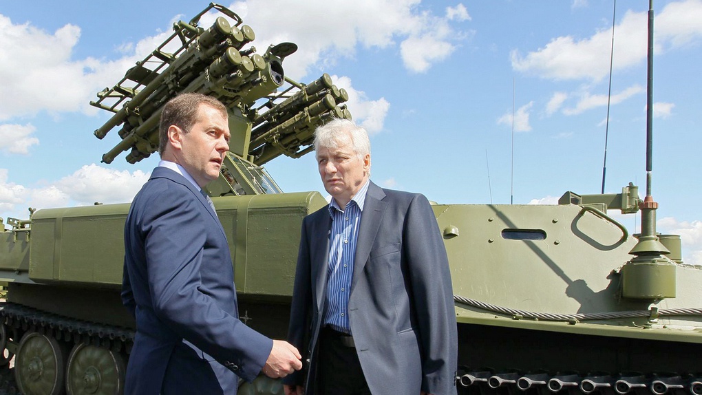 Валерий Кашин с председателем Правительства РФ Дмитрием Медведевым на X Международной выставке вооружения в Нижнем Тагиле 10 сентября 2015 г.