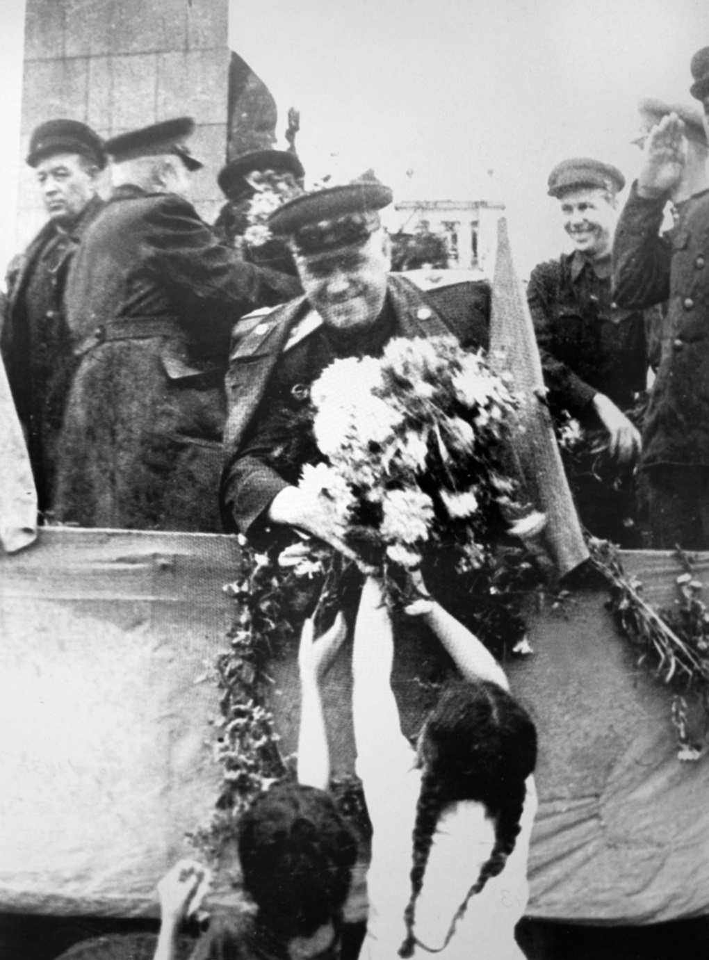 1943 г. Жители освобожденного Харькова вручают цветы Г.К. Жукову.
